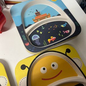 Micrófono Bluetooth Rosa, 7 Platos Infantiles, 2 Botellas y Reloj Despertador Rojo - imagen 6