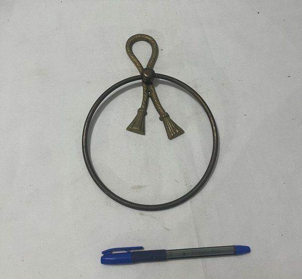 Toallero de bronce con diseño circular y detalles en forma de flecha - imagen 4