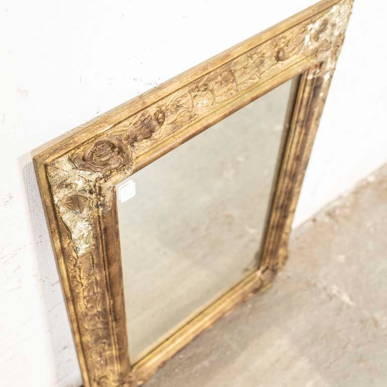 Espejo con marco de yeso dorado en venta - imagen 2