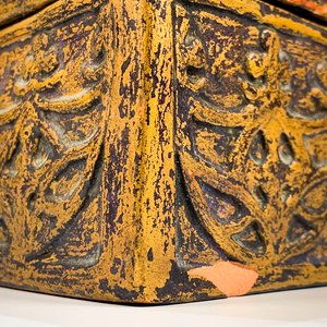 Cofre Decorativo Cerámica Dorado Estilo Baúl Gótico - imagen 4