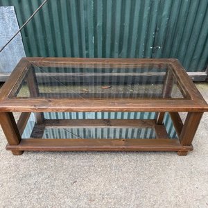 Lote siguiente: Mesa Ratona Grande de Madera y Vidrio