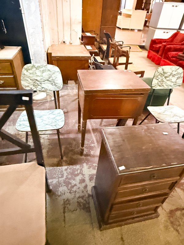 Mesa Auxiliar Antigua de Madera con Cajones y Sillas Estilo Vintage - imagen 1