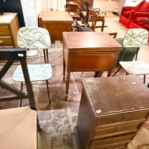 Lote siguiente: Mesa Auxiliar Antigua de Madera con Cajones y Sillas Estilo Vintage