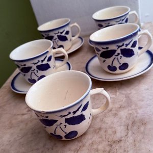 Juego de 5 Tazas y 4 Platillos de Porcelana Checoslovaca con Diseño de Cerezas - imagen 1