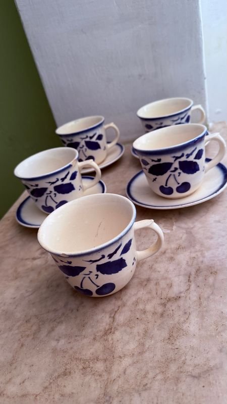 Juego de 5 Tazas y 4 Platillos de Porcelana Checoslovaca con Diseño de Cerezas
