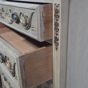 Cajonera Luis XVI con Tapa de Mármol y Frente Esculturado - imagen 6