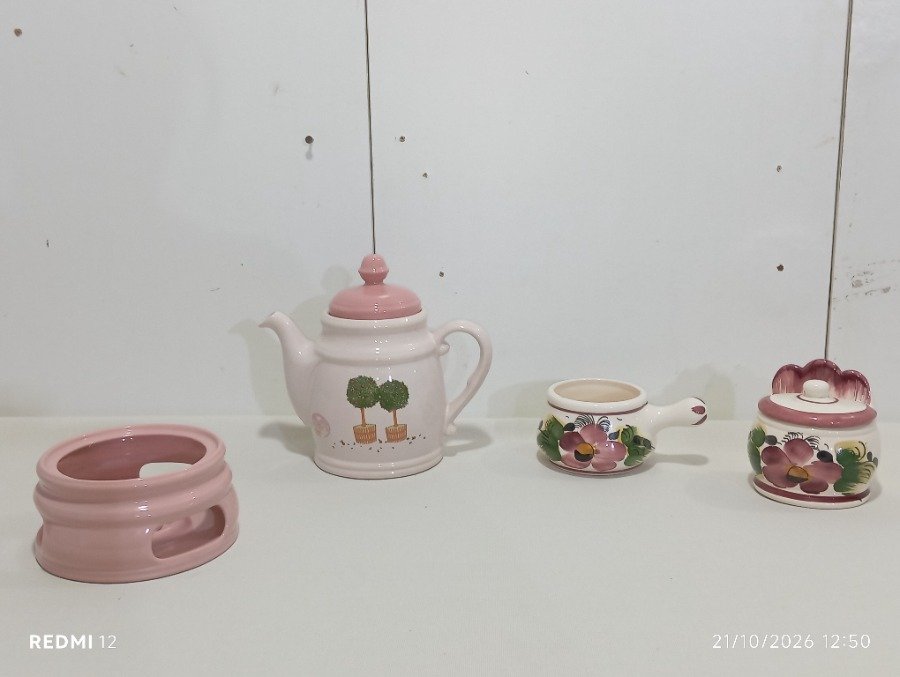 Juego de Cerámica Rosa Decorada: Tetera, Base Calentadora, Pocillo y Recipiente