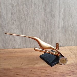 Lote siguiente: Escultura Moderna de Ave en Bronce y Acrílico