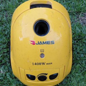 Aspiradora James Amarilla 1400W Max Funcionando - imagen 3