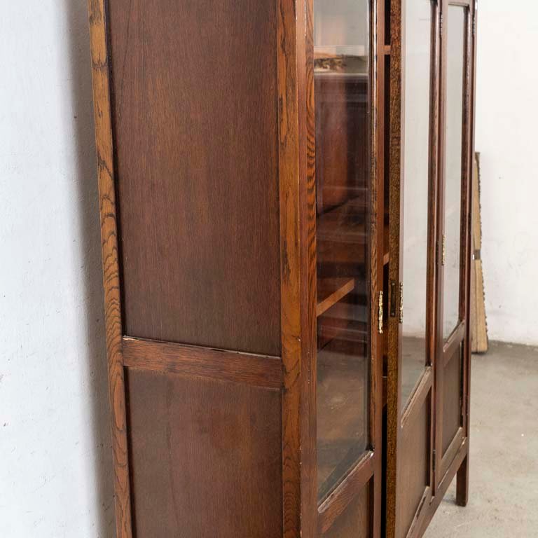 Biblioteca de roble con puertas de vidrio y estantes interiores - imagen 3