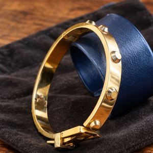 Brazalete Michael Kors Dorado con Tachas y Cierre Hebilla - imagen 1