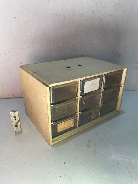 Caja para guardar tornillos con compartimientos separados - imagen 3