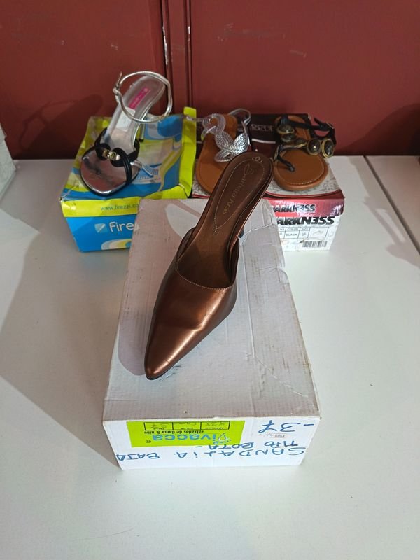 Lote de Calzado Femenino Nuevo: Sandalias y Zuecos