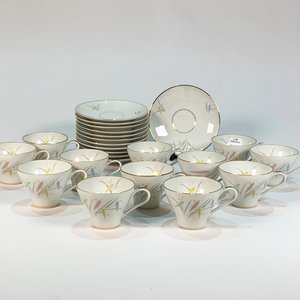 Lote anterior: Juego de 12 Tazas de Té de Porcelana Bavaria con Platillos, Decoración Espiga y Hojas