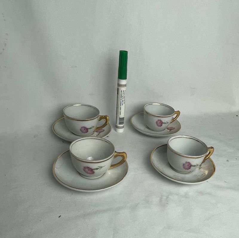 Lote anterior: Tazas de café con diseño floral y asas doradas