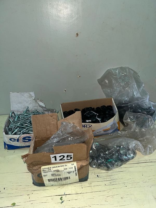 Lote siguiente: Lotes de clavos y monedas en buen estado