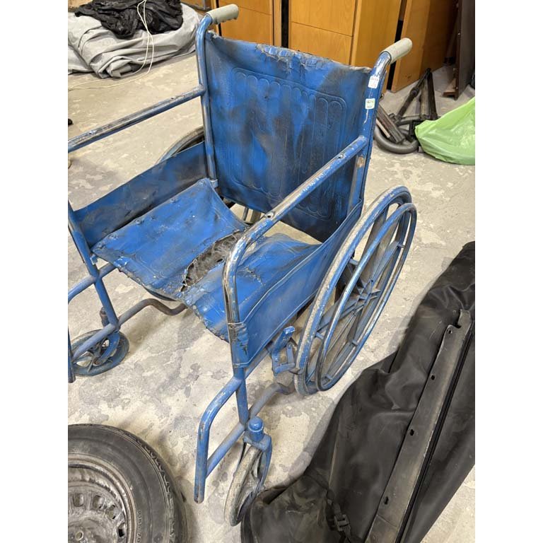 Silla de ruedas con detalles a la venta - imagen 2