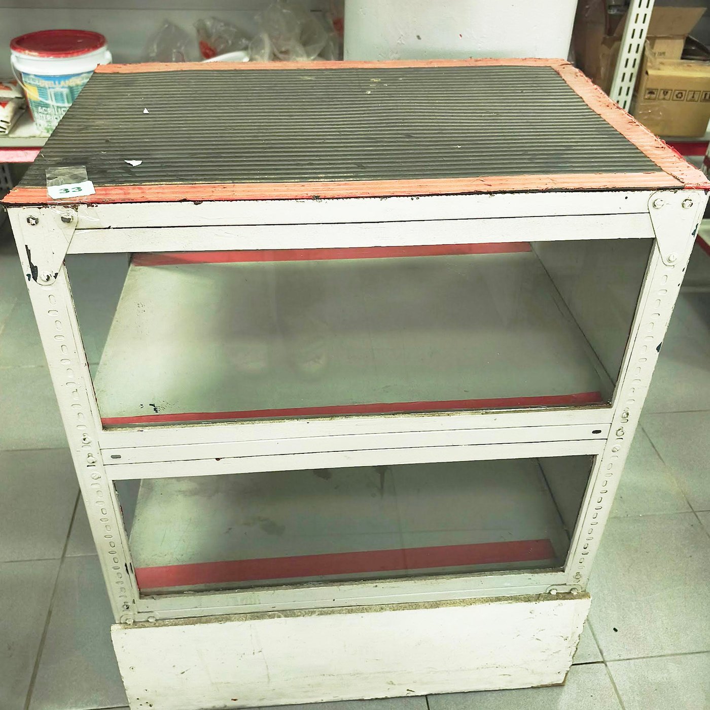 Mueble Auxiliar Metálico con Cubierta Acanalada y Estantes