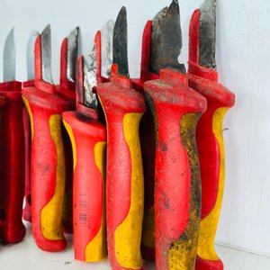 Lote de 11 Navajas Knipex con Mangos Rojos y Amarillos - imagen 2