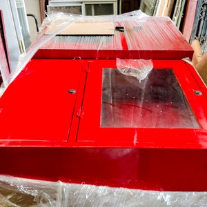 Caja Roja Metálica con Ventana y Cerradura - imagen 2