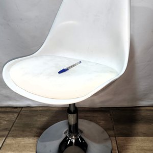 Butaca Giratoria Estilo Eames con Asiento Tapizado y Base Cromada - imagen 3