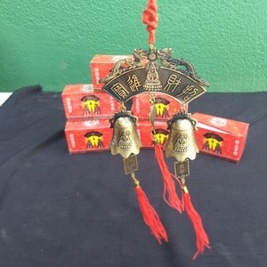 Adorno Feng Shui con 6 Cascabeles y Borlas Rojas - imagen 2