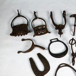 Lote de Herrajes para Caballo: Espuelines, Estribos y Frenos de Metal - imagen 3