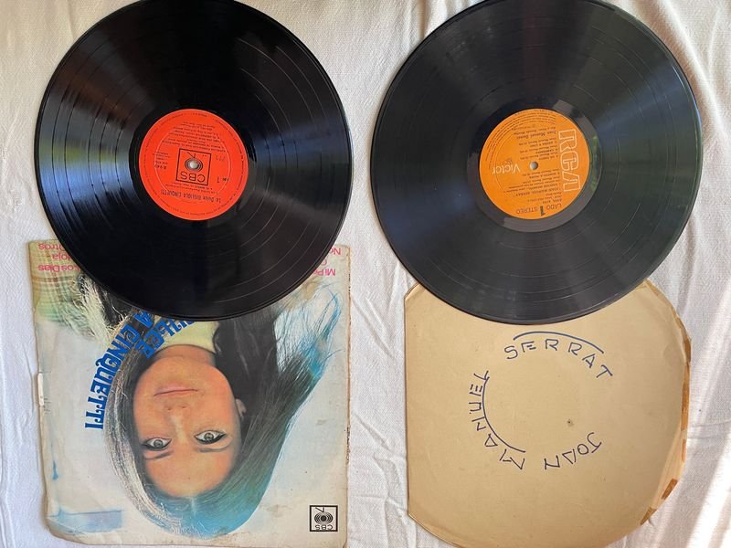 Lote de 2 Discos de Vinilo Usados: Joan Manuel Serrat y La Gigola Cinquetti