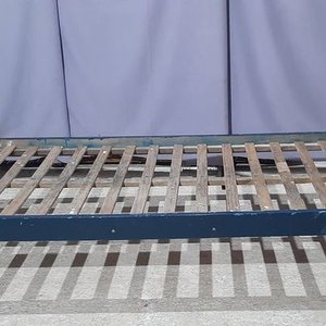 Cama de 1 Plaza con Detalles Torneados en Madera Azul - imagen 2