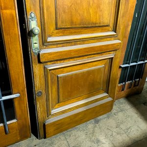 Puerta de Madera Clara con Postigos Fijos de Madera y Vidrio con Rejas - imagen 6