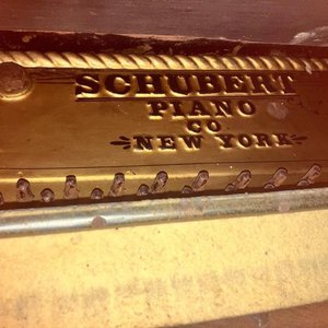 LOTE DESTACADO-Piano vertical antiguo de la marca Schubert Piano Co. fabricado en Nueva York. - imagen 2