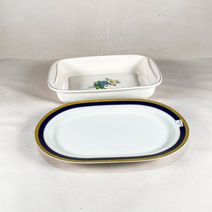 Dos Fuentes de Cerámica Blanca: Una Decorada con Flores y Otra con Borde Azul y Dorado - imagen 1