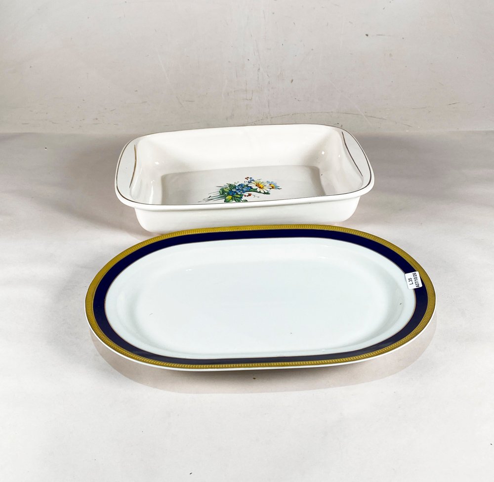 Dos Fuentes de Cerámica Blanca: Una Decorada con Flores y Otra con Borde Azul y Dorado