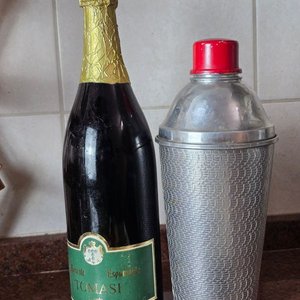 Lote de Piezas de Licorería Vintage: Cubo Corona, Shaker, Copas y Más - imagen 10