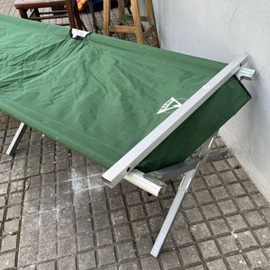 Catre Plegable de Aluminio con 3 Sillas de Hierro y Cuerina, Banqueta y Matera - imagen 4