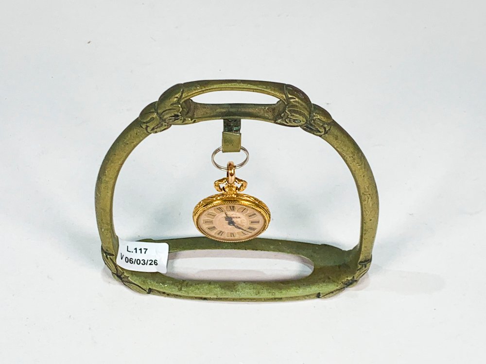 Reloj dorado con esfera y números en metal - imagen 4