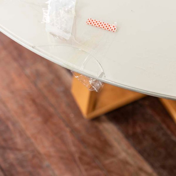 Mesa de comedor circular con tapa de vidrio y pata de madera - imagen 2