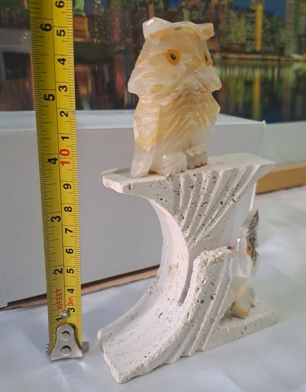 Estatuilla con par de búhos sobre una piedra porosa - imagen 3