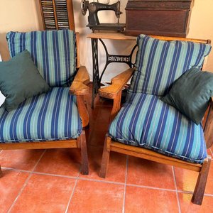 Lote anterior: Par de Sillones Individuales de Madera con Tapizado Rayado