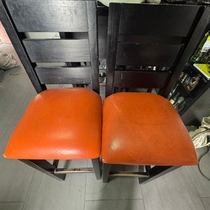 Juego de 2 Butacas Altas de Madera Negra con Asiento Naranja - imagen 7