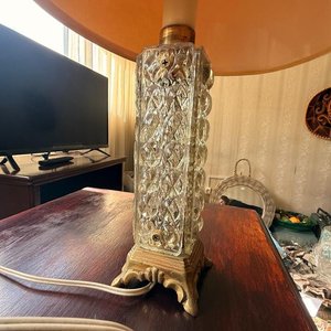 Lámpara de Mesa Antigua con Base de Bronce y Vidrio Labrado - imagen 2