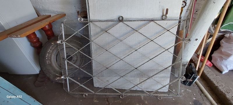 Lote anterior: Reja de metal con tela blanca