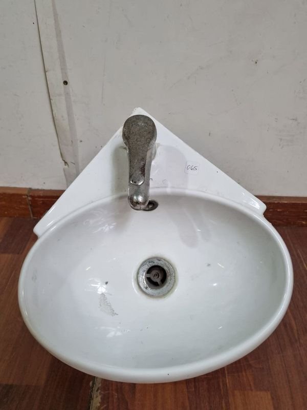 Lavatorio Esquinero de Loza Blanca con Grifería Monocomando Bauen