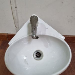 Lote siguiente: Lavatorio Esquinero de Loza Blanca con Grifería Monocomando Bauen