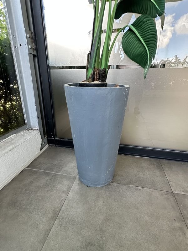 Maceta artificial con forma cónica y detalles de concreto - imagen 2