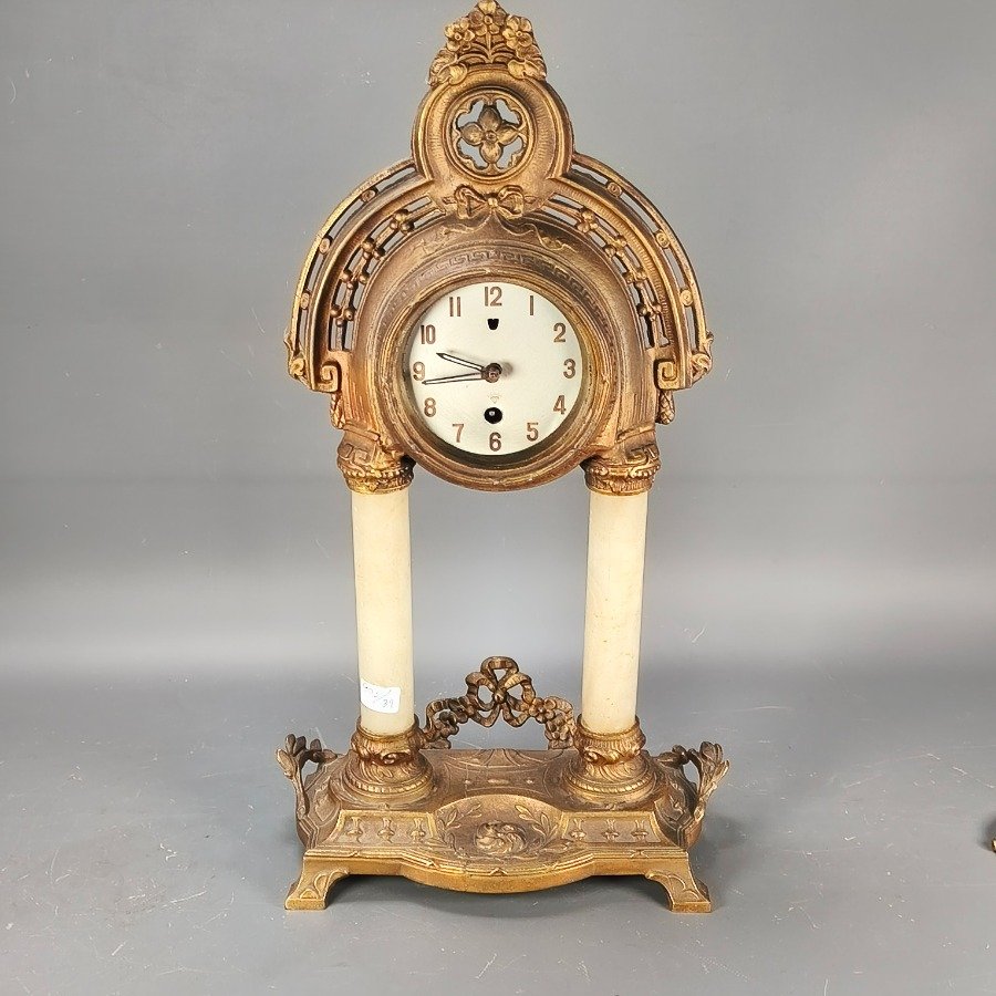 Relojes de Sobremesa Antiguos Francés con Estructura Ornamental y Columnas en Alabastro - imagen 4