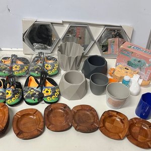 Lote Variado: Espejos, Macetas, Pantuflas, Ceniceros y Burbujero - imagen 1