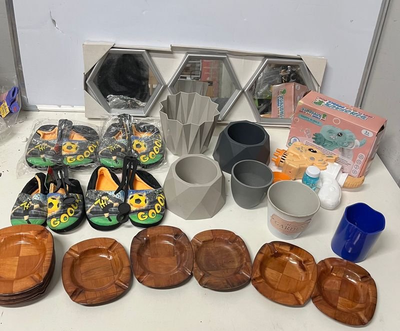 Lote Variado: Espejos, Macetas, Pantuflas, Ceniceros y Burbujero