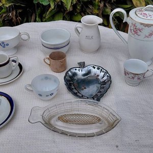 Lote de Vajilla: Tazas, Tetera, Jarrita y Platos - imagen 4