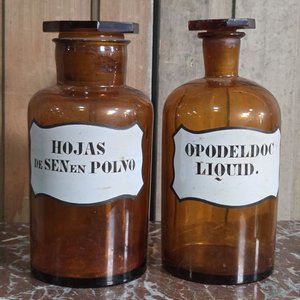 Lote siguiente: Par de Frascos de Farmacia Antiguos "Hojas de Sen en Polvo" y "Opodeldoch Liquid"